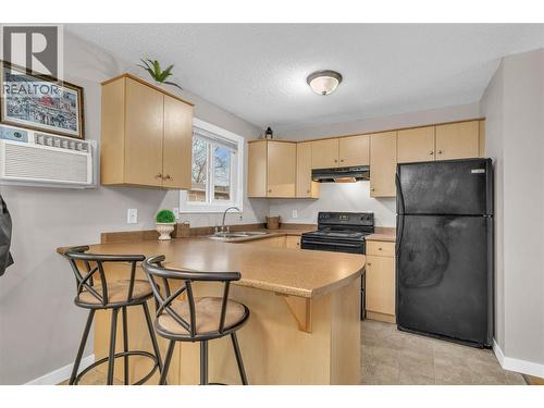 588 Mccurdy Road, Kelowna, BC - Indoor Photo Showing Kitchen With Double Sink