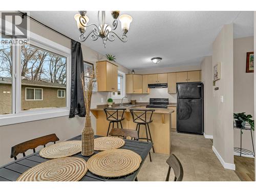 588 Mccurdy Road, Kelowna, BC - Indoor Photo Showing Kitchen