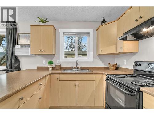 588 Mccurdy Road, Kelowna, BC - Indoor Photo Showing Kitchen With Double Sink