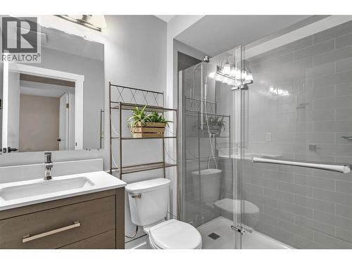 Updated full bathroom - 588 Mccurdy Road, Kelowna, BC - Indoor Photo Showing Bathroom