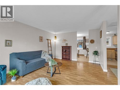 Bright and open living area - 588 Mccurdy Road, Kelowna, BC - Indoor Photo Showing Living Room