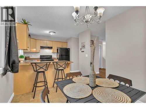 Kitchen with Breakfast Bar - 588 Mccurdy Road, Kelowna, BC - Indoor Photo Showing Kitchen