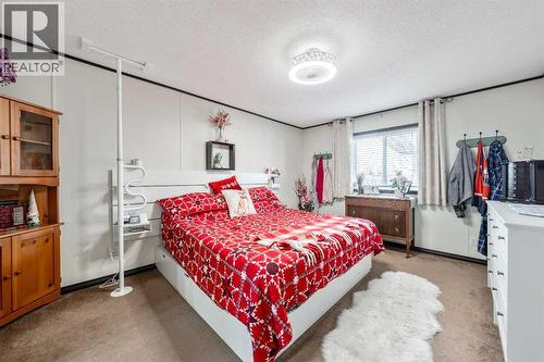 Spacious Master Retreat w/ Walk-In Closet & FULL ENSUITE BATH - 4 Spring Dale Circle Se, Airdrie, AB - Indoor Photo Showing Bedroom