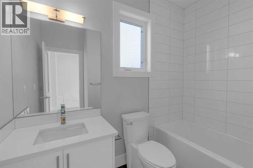 2nd level main 4 piece bathroom - 2319 23 Avenue Sw, Calgary, AB - Indoor Photo Showing Bathroom