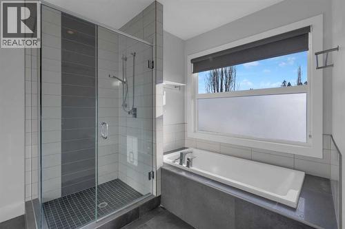 Oversized shower and soaker tub - 2319 23 Avenue Sw, Calgary, AB - Indoor Photo Showing Bathroom