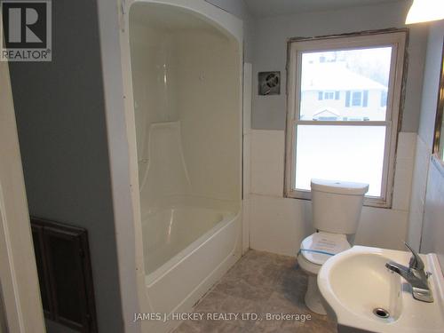10 Iberville Street, Deep River, ON - Indoor Photo Showing Bathroom