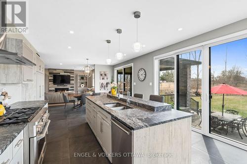 532 Leimerk Court, Ottawa, ON - Indoor Photo Showing Kitchen With Upgraded Kitchen