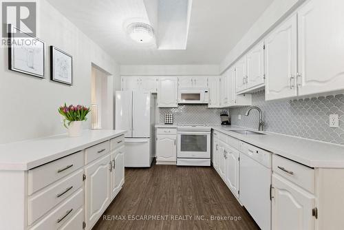 15 - 1205 Lambs Court, Burlington, ON - Indoor Photo Showing Kitchen
