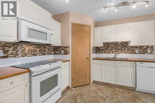115 Chaparral Point Se, Calgary, AB - Indoor Photo Showing Kitchen With Double Sink