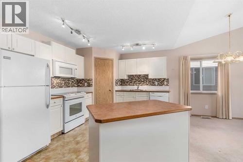 115 Chaparral Point Se, Calgary, AB - Indoor Photo Showing Kitchen