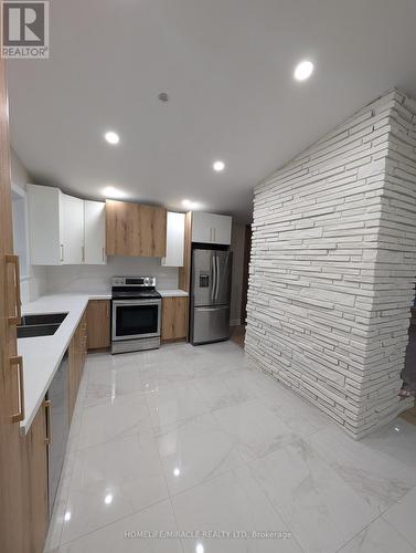 15 Athlone Avenue, Brampton, ON - Indoor Photo Showing Kitchen With Double Sink