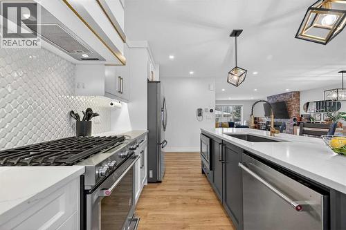 2720 41 Street Sw, Calgary, AB - Indoor Photo Showing Kitchen With Upgraded Kitchen