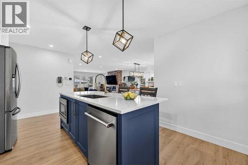 2720 41 Street Sw, Calgary, AB - Indoor Photo Showing Kitchen