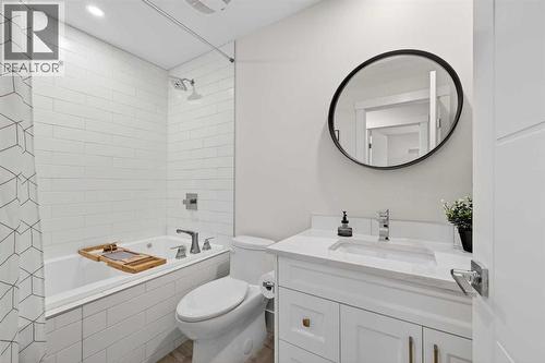 2720 41 Street Sw, Calgary, AB - Indoor Photo Showing Bathroom