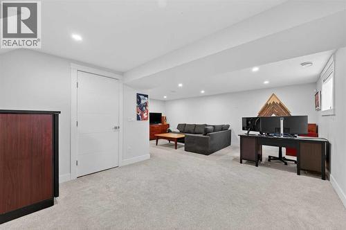 2720 41 Street Sw, Calgary, AB - Indoor