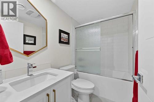 2720 41 Street Sw, Calgary, AB - Indoor Photo Showing Bathroom