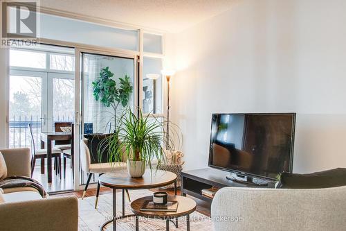 213 - 7363 Kennedy Road, Markham, ON - Indoor Photo Showing Living Room