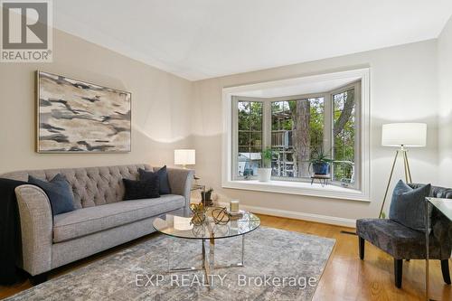 2565 Claymore Crescent, Mississauga, ON - Indoor Photo Showing Living Room