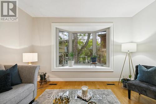 2565 Claymore Crescent, Mississauga, ON - Indoor Photo Showing Living Room