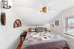 KING BED WITH ROOM ON BOTH SIDES - 