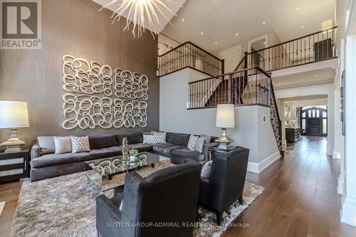 16 Bluff Trail, King, ON - Indoor Photo Showing Living Room