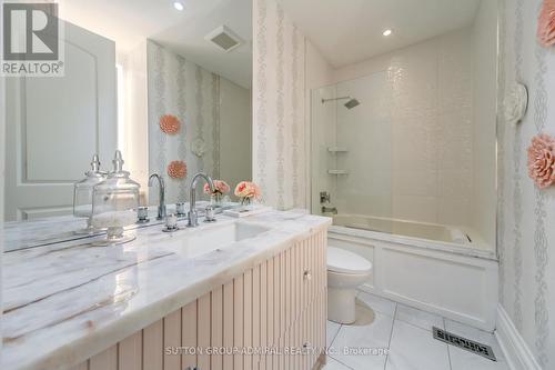 16 Bluff Trail, King, ON - Indoor Photo Showing Bathroom