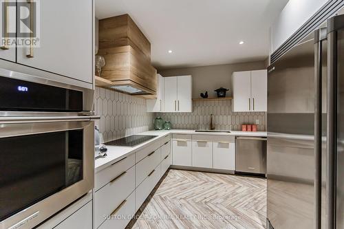 16 Bluff Trail, King, ON - Indoor Photo Showing Kitchen