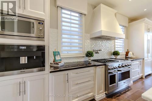 16 Bluff Trail, King, ON - Indoor Photo Showing Kitchen With Upgraded Kitchen