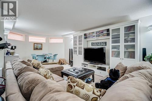 607 9 Street Se, High River, AB - Indoor Photo Showing Living Room