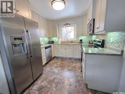 211 Allen Drive, Swift Current, SK - Indoor Photo Showing Kitchen