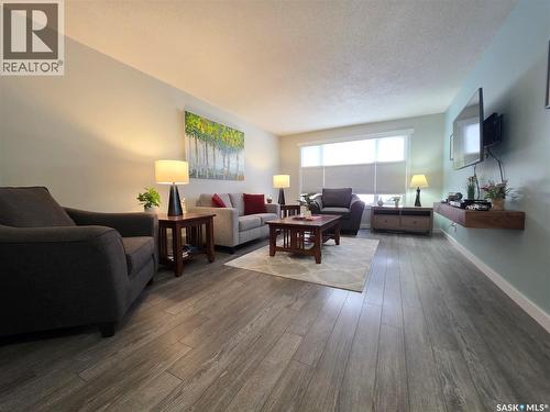 211 Allen Drive, Swift Current, SK - Indoor Photo Showing Living Room