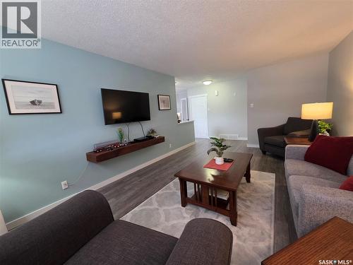 211 Allen Drive, Swift Current, SK - Indoor Photo Showing Living Room
