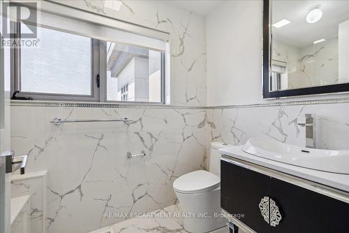 4 Sunrow Gate, Hamilton, ON - Indoor Photo Showing Bathroom
