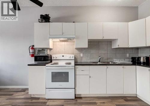 7634 & 7636 22A Street Se, Calgary, AB - Indoor Photo Showing Kitchen With Double Sink