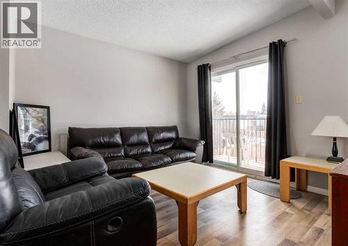 7634 & 7636 22A Street Se, Calgary, AB - Indoor Photo Showing Living Room
