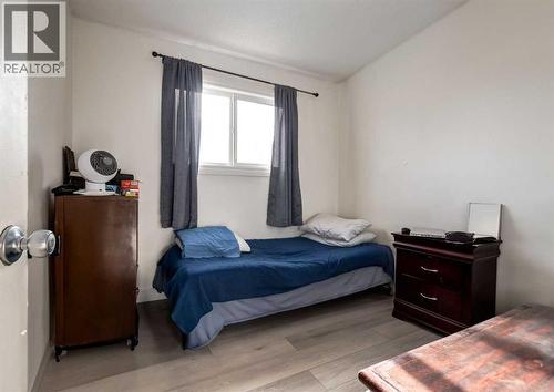 7634 & 7636 22A Street Se, Calgary, AB - Indoor Photo Showing Bedroom