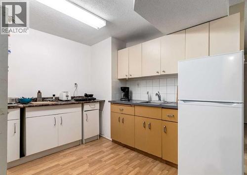 7634 & 7636 22A Street Se, Calgary, AB - Indoor Photo Showing Kitchen
