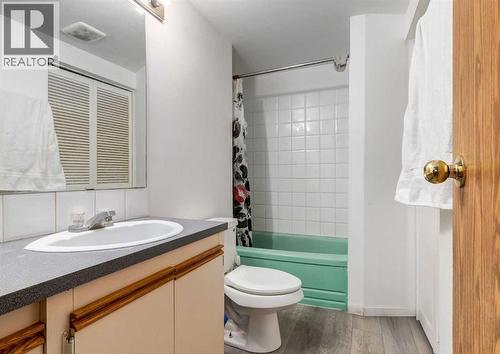 7634 & 7636 22A Street Se, Calgary, AB - Indoor Photo Showing Bathroom