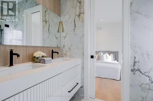 33 Twelfth Street, Toronto, ON - Indoor Photo Showing Bathroom