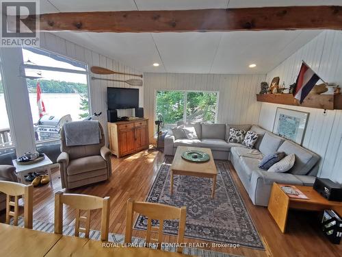 333 Healey Lake W/A, The Archipelago, ON - Indoor Photo Showing Living Room