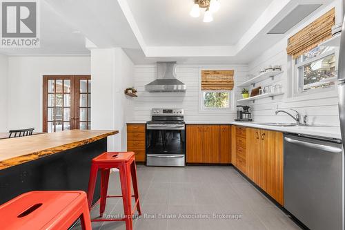 263 Houghton Avenue S, Hamilton, ON - Indoor Photo Showing Kitchen