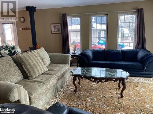 139 Trout Lane, Tiny, ON - Indoor Photo Showing Living Room
