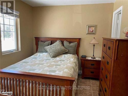 139 Trout Lane, Tiny, ON - Indoor Photo Showing Bedroom