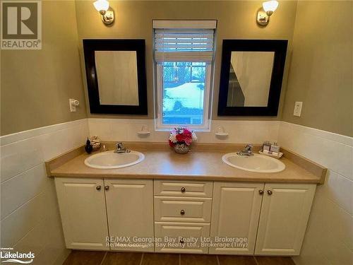139 Trout Lane, Tiny, ON - Indoor Photo Showing Bathroom