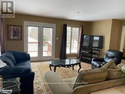 139 Trout Lane, Tiny, ON - Indoor Photo Showing Living Room