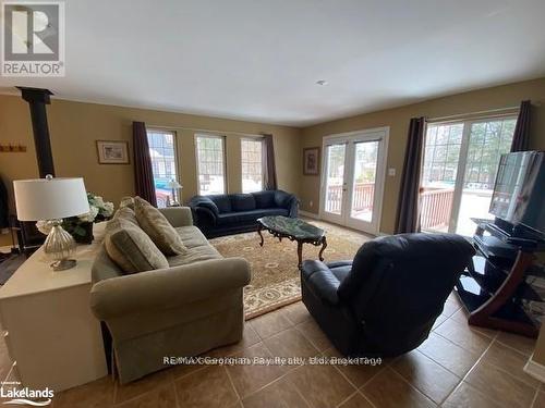 139 Trout Lane, Tiny, ON - Indoor Photo Showing Living Room