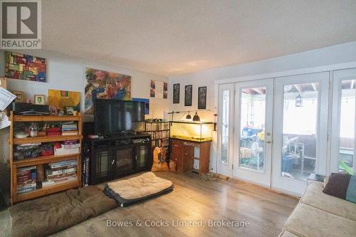 1052 Estates Road, Highlands East (Bicroft Ward), ON - Indoor Photo Showing Living Room