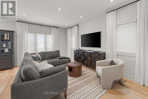 14 Cypress Drive, Belleville (Thurlow Ward), ON - Indoor Photo Showing Living Room