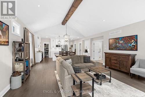 221 Blackhorse Drive, North Grenville, ON - Indoor Photo Showing Living Room
