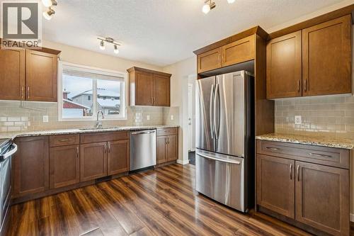 173 Willow Green, Cochrane, AB - Indoor Photo Showing Kitchen
